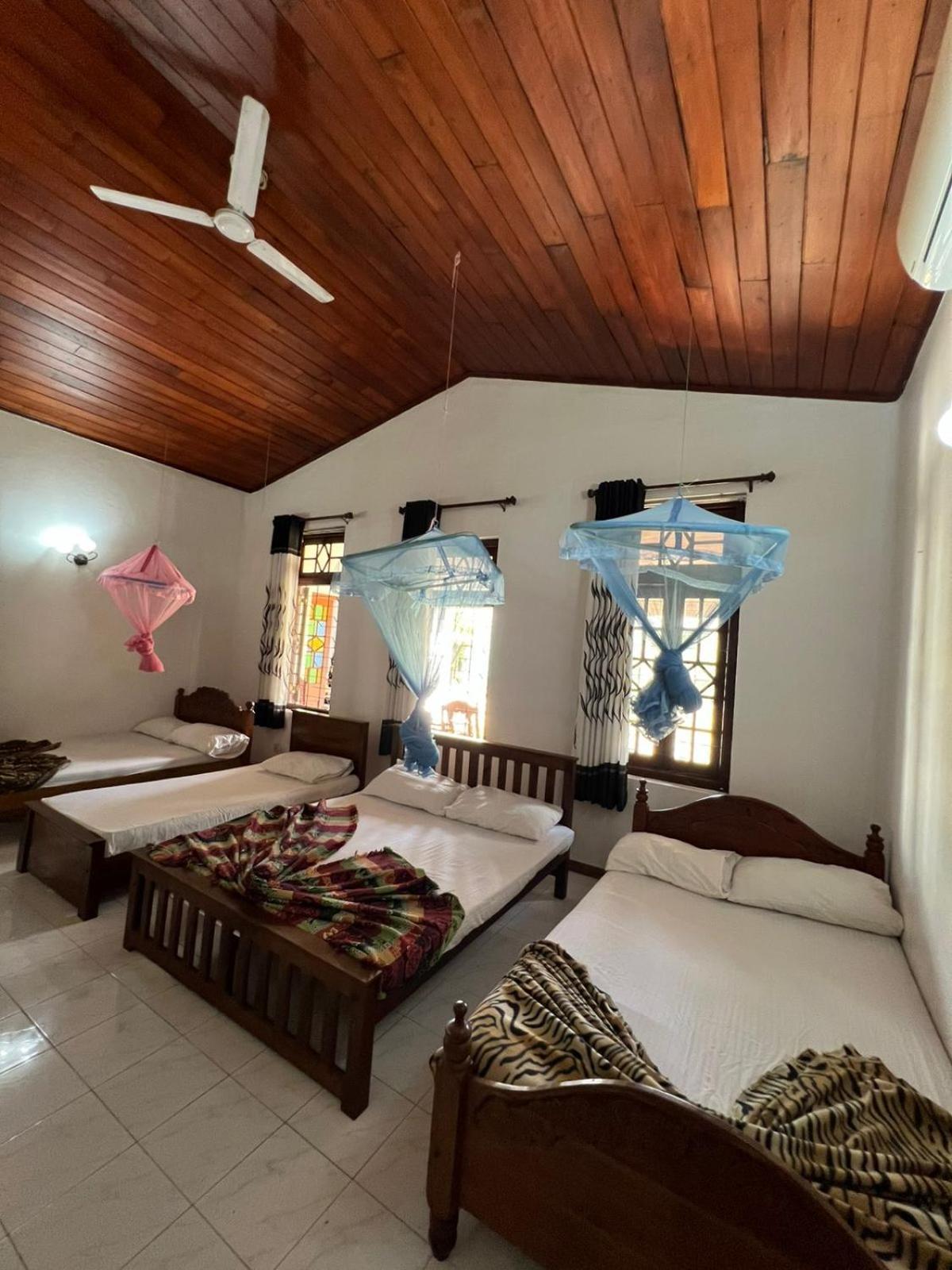 Antique Tourists Lodge Kandy Exterior photo